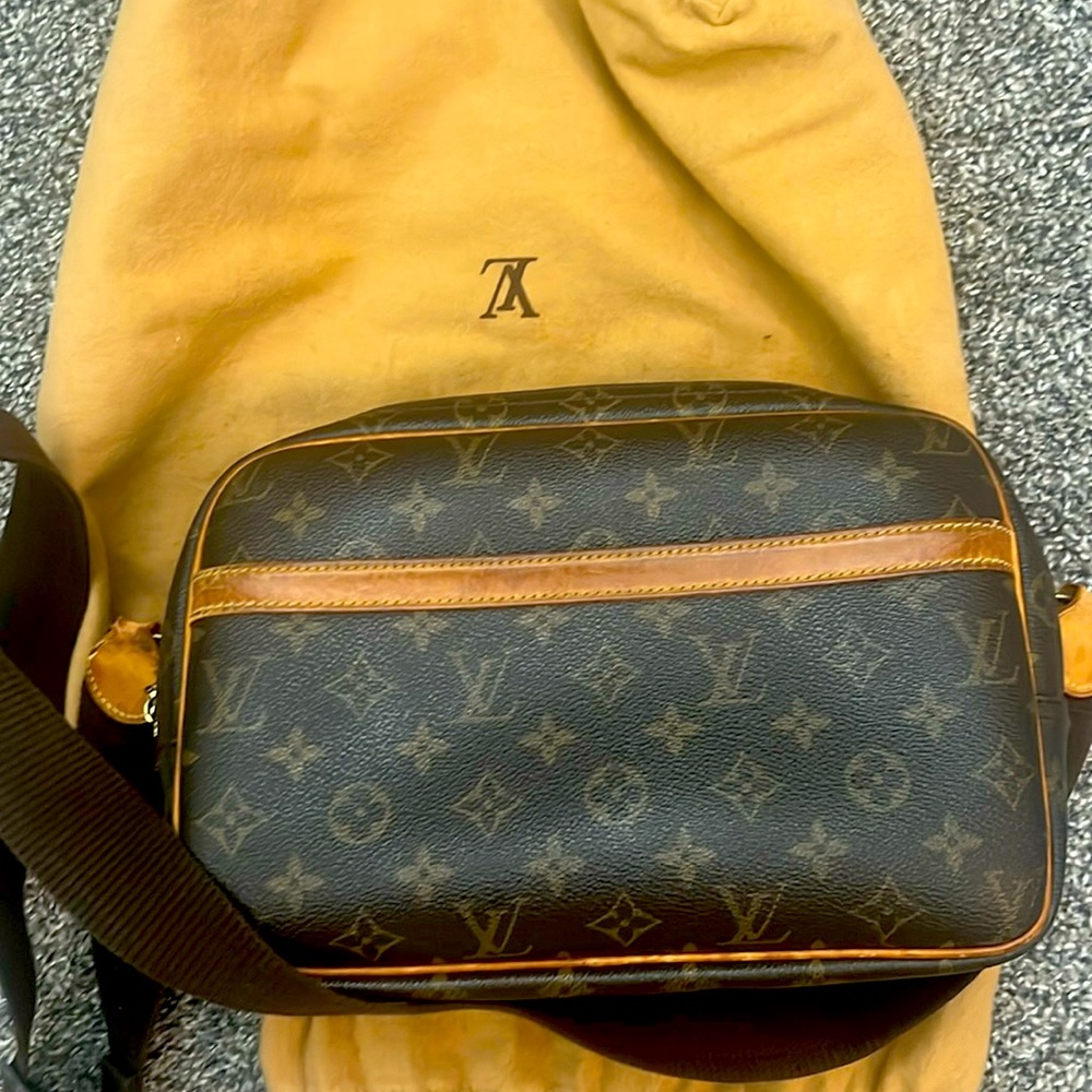 Authentic Louis Vuitton Reporter bag